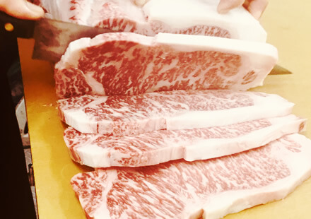 店頭での手さばきで毎日「新鮮なお肉」をご用意いたします。